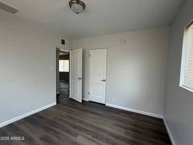 Building Photo - 2221 E Osborn Rd