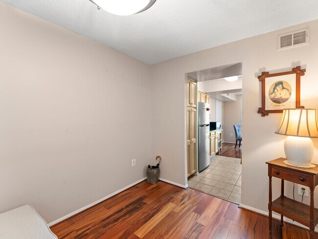 Building Photo - This beautiful 1 bed, 1 bath condo with ov...
