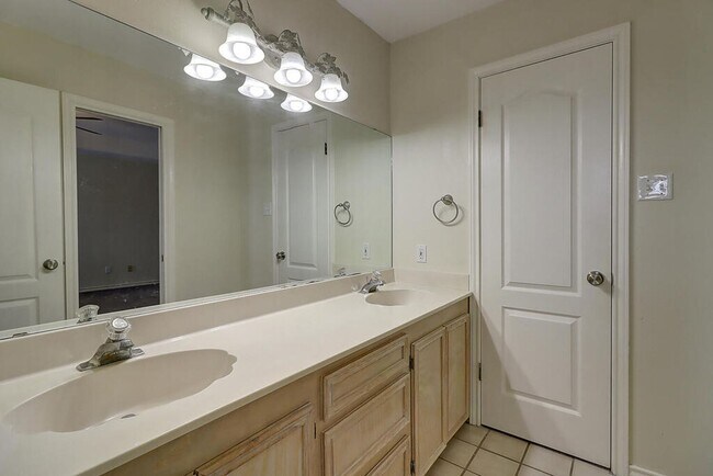 Building Photo - 4321 Holly Ridge Dr