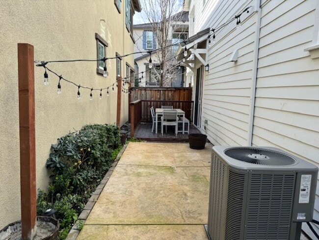 Building Photo - Beautiful 2 story home in Walnut Creek