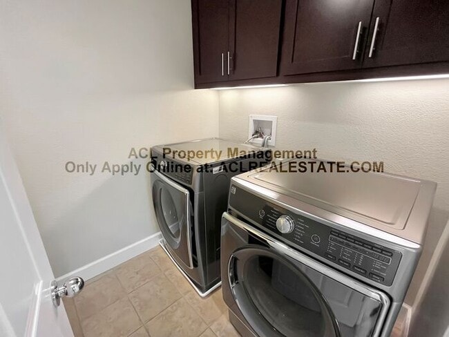 Building Photo - Beautiful 4 Bed / 3 Bath Home with Views —...