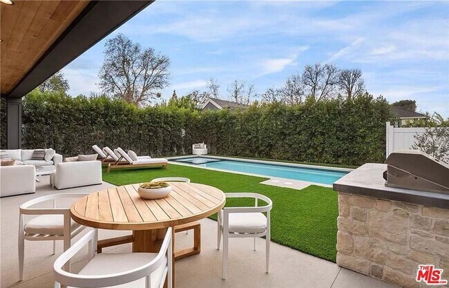 Building Photo - 4453 Gentry Ave