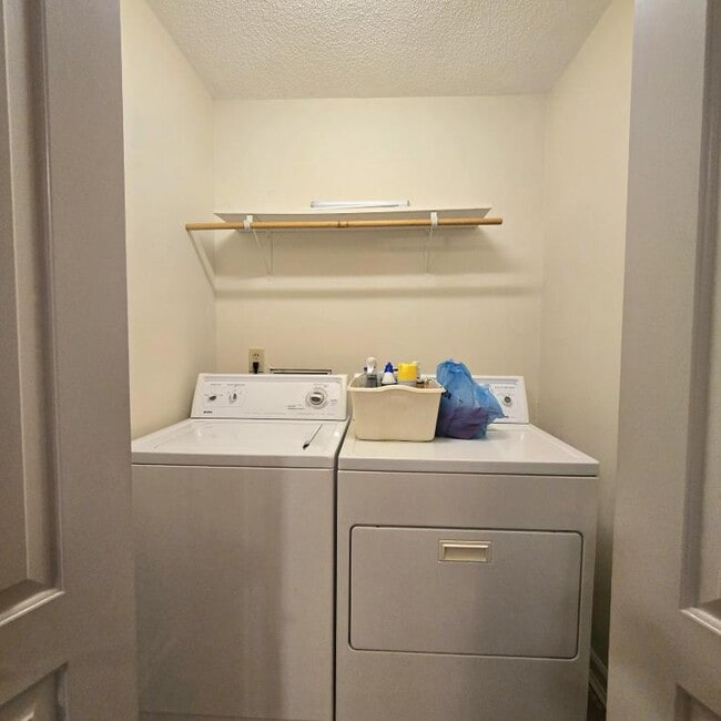 Building Photo - 2700 Thackery Rd