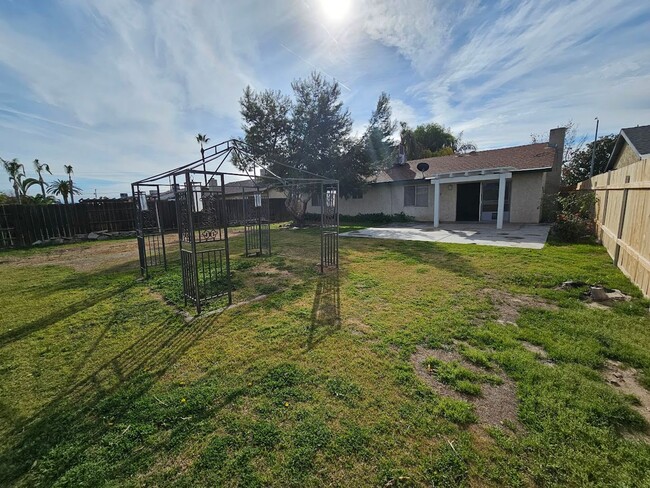 Building Photo - 3 Bd 2 Ba Home in South Bakersfield