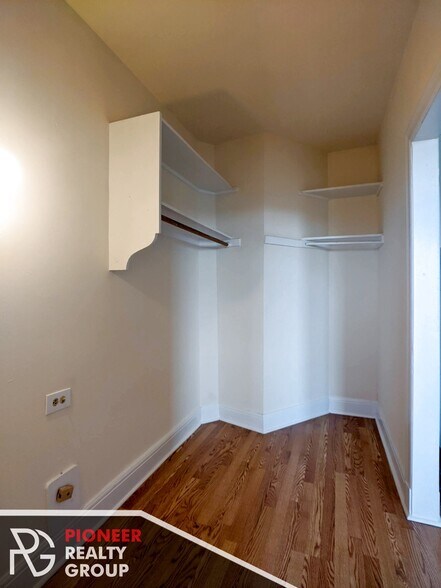 Building Photo - 3327 W Diversey Ave