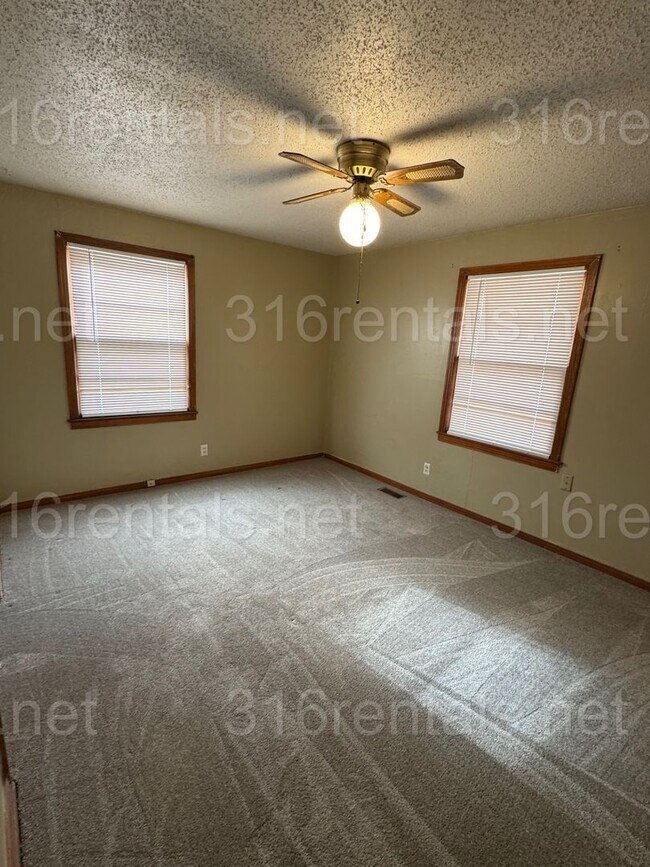 Building Photo - 2 Bed 1 bath house with attached garage in El Dorado!