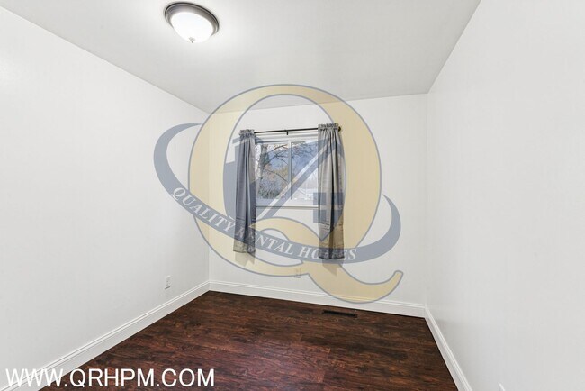 Building Photo - 3 bedroom, 1.5 baths Ranch home with a bas...