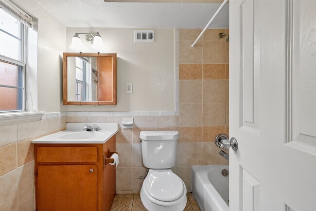 Building Photo - 115 Aurora St