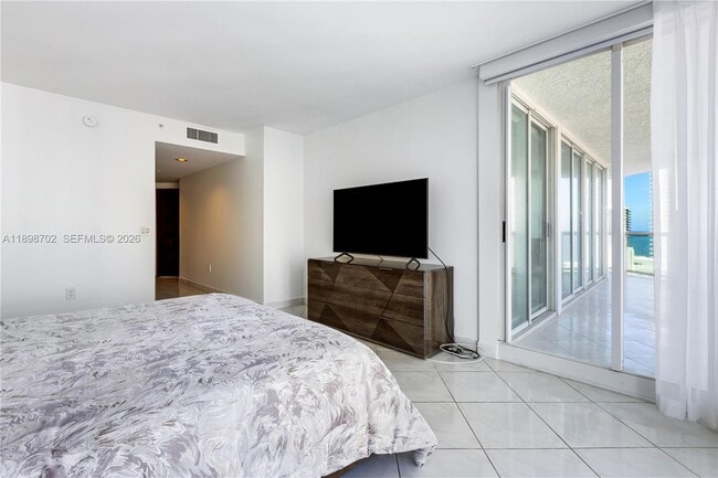 Building Photo - 16400 Collins Ave