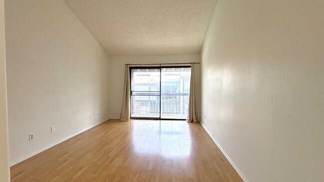 Building Photo - Lovely 4-bedrom 2.5-bath Condo In Panorama...