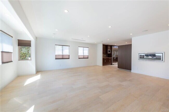 Building Photo - 15053 Greenleaf St