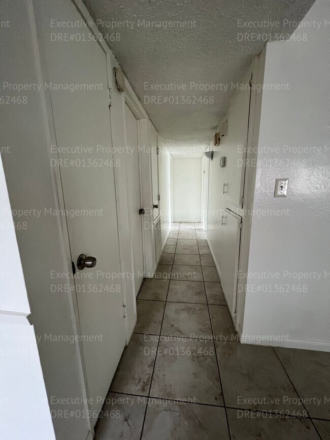 Building Photo - 3 bedroom/ 2 bathroom home located near New Stine Rd/ Wilson Rd