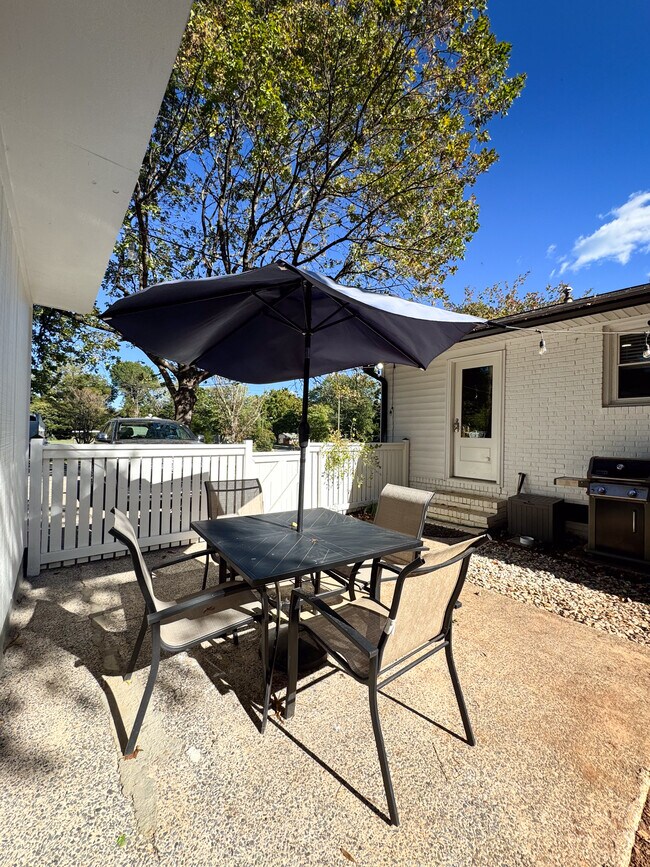 Building Photo - 5415 Larchmont Ave