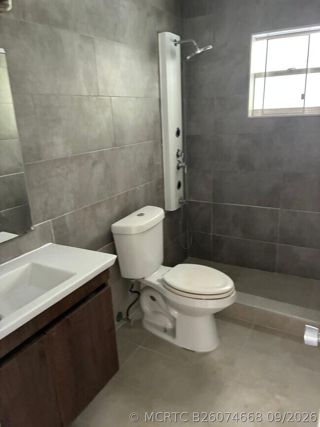 Building Photo - 4905 N Flagler Dr