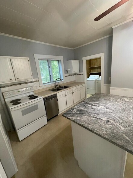 Kitchen - 107 Clark St
