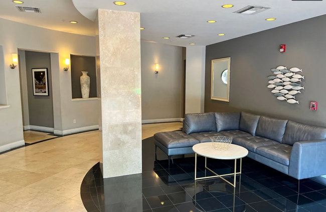 Building Photo - Fantastic Penthouse Unit Downtown Marina D...