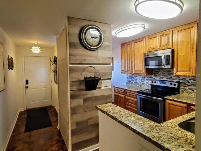 Building Photo - 106 1st St E