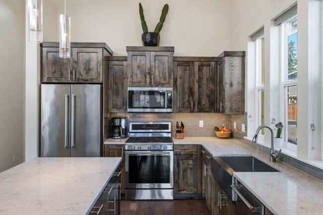 Building Photo - Beautiful Mid-Century Modern Home with lot...