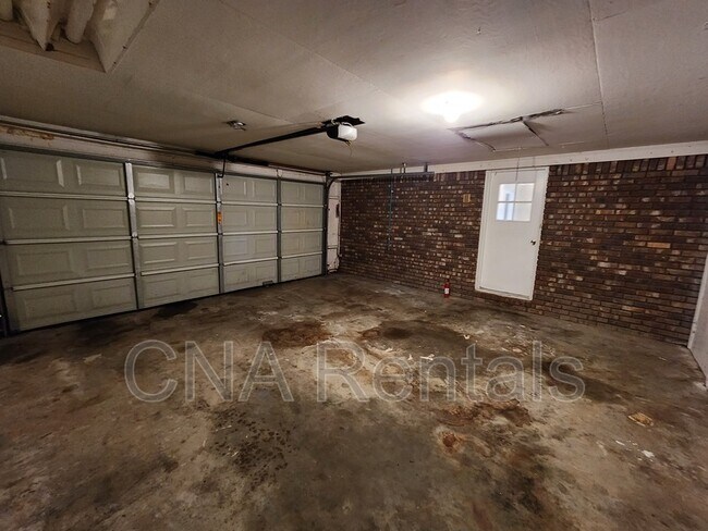 Building Photo - 3146 Vandiver Dr