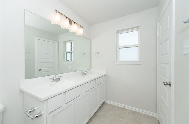 Building Photo - 27930 Western Crk Ct