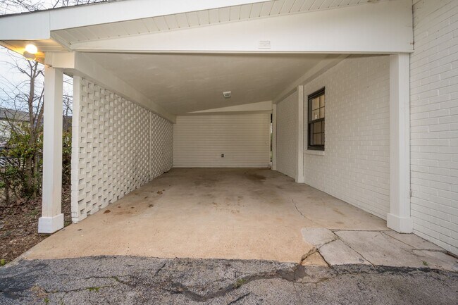 Building Photo - 504 Bismark Dr