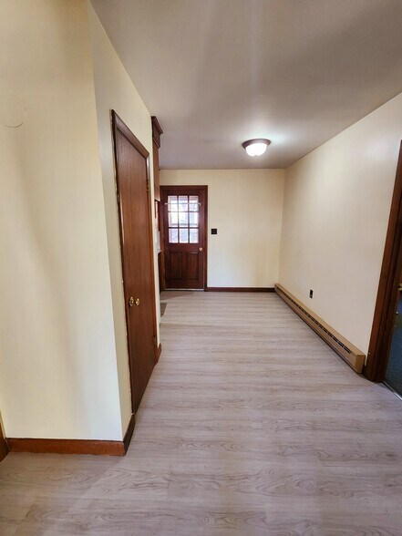 Dining area - 269 E Main St