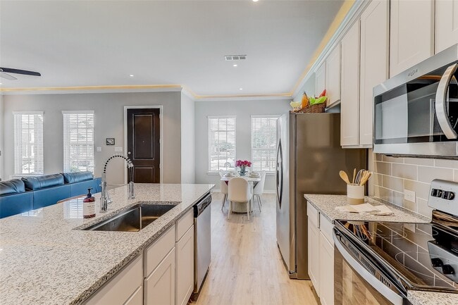 Building Photo - 416 Sonata St