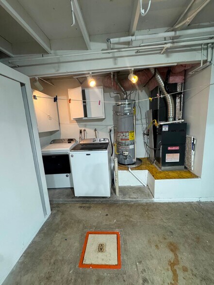 Building Photo - 4153 W Sarah St