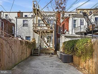 Building Photo - 2429 Barclay St