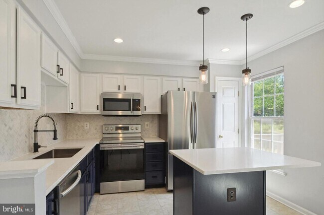 Building Photo - Amazing, updated end unit townhome backing to trees and open common area in Centre Ridge neighbor...