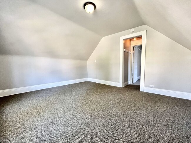 Building Photo - Five Bedroom Home in Muskegon