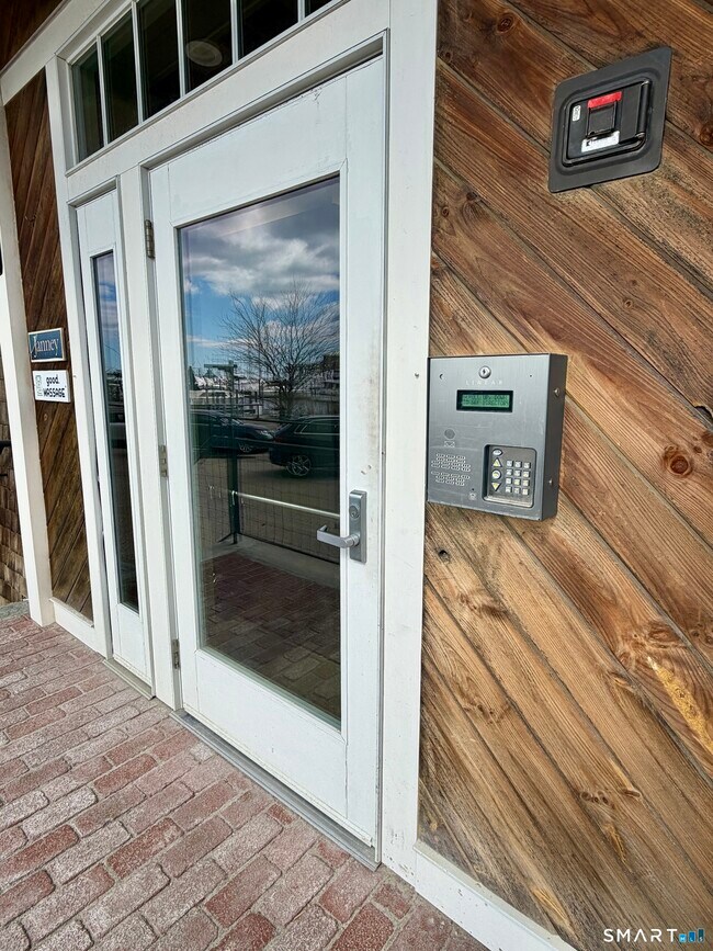 Building Photo - 60 Willow St