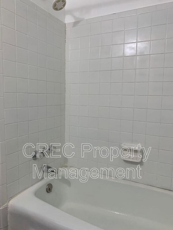 Building Photo - 205 Pinewood Dr