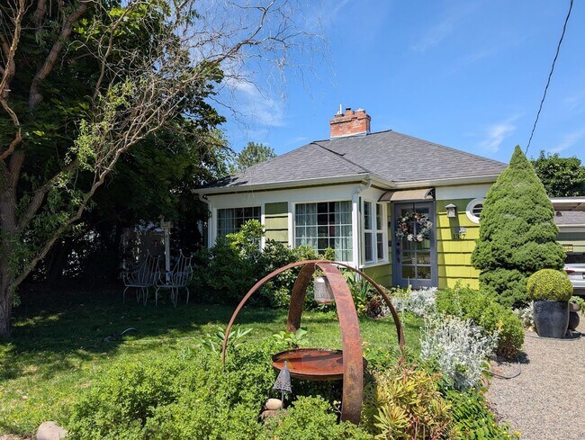 Building Photo - Stunning 4 Bedroom Normal Hill House - Pet-Friendly!