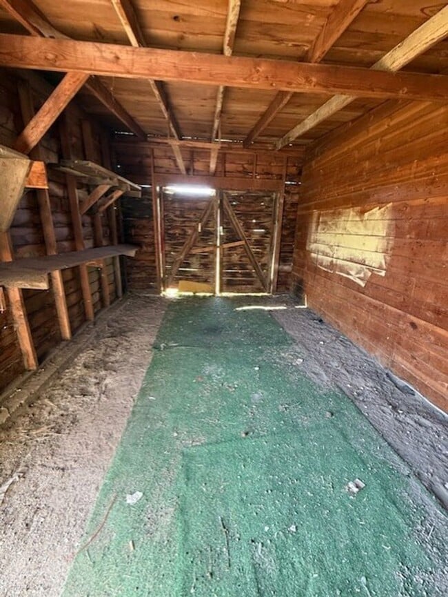 Building Photo - 2 Bedroom, 1 bath Duplex