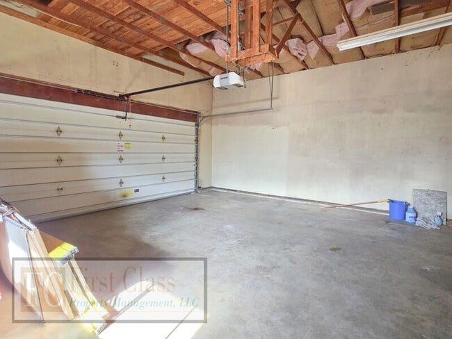 Building Photo - 298 SW Wallula Ave