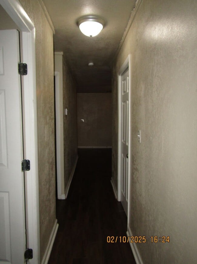 Building Photo - New listing! 3 bedrooms/1 bath/garage with carport