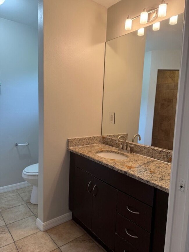 Building Photo - Spacious 3 Bed / 2 Bath Home in the Heart ...