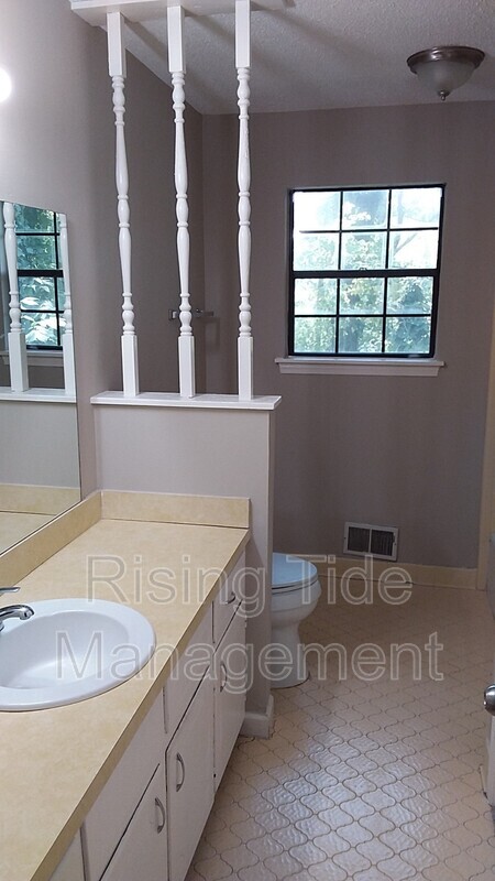 Building Photo - 627 Tambay Dr