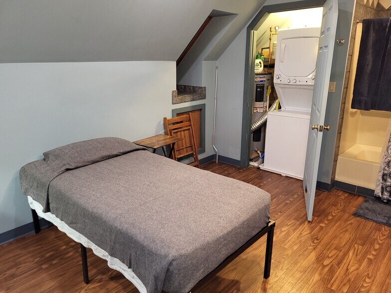 Building Photo - 555 School House Rd