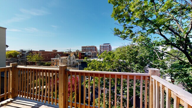 Building Photo - 702 W Schubert Ave