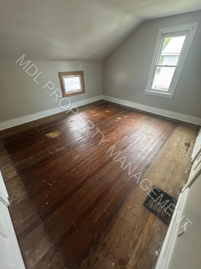 Building Photo - 2 bedroom 1 bathroom w/ additional living ...