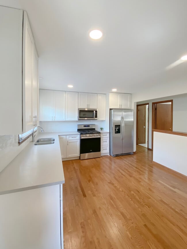 Building Photo - 2242 Eastview Dr