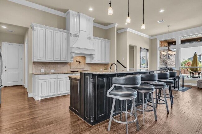 Building Photo - Stunning 4-3.5-3 Oasis with Pool in Prime ...