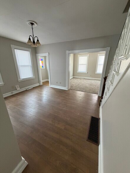 Dinning - 71 Foster St