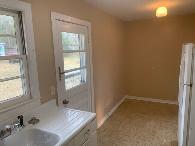 Building Photo - Cozy and Affordable 1-Bedroom Apartment