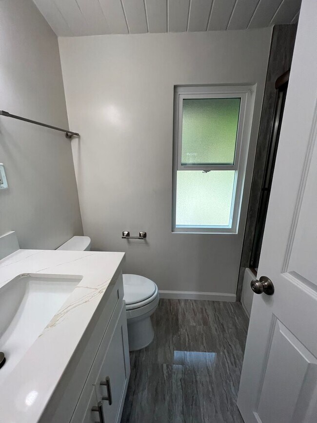 Building Photo - SHORECREST4112-4116