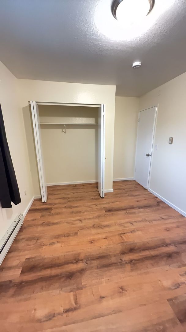 Building Photo - 402 Arland Ave W