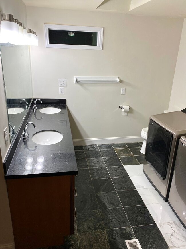 Building Photo - 3 bed/ 2 bath Two Story House overlooking Lake Washington, $3,175/mo