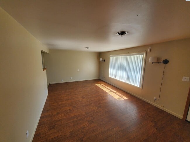 Building Photo - 305 S Mayfield St